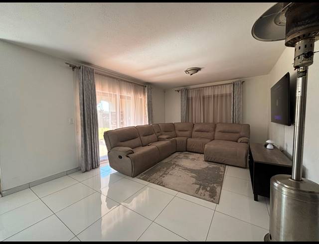 4 BEDROOM HOUSE FOR SALE IN HELDERWYK